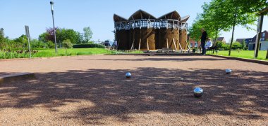 The boules court in the St. Jakob brine garden with a view of the graduation house.