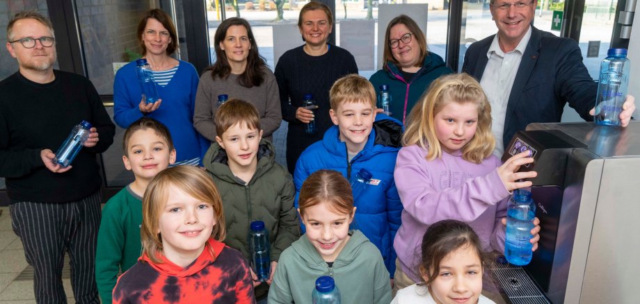 Mr. Toonen from Stadtwerke Kevelaer with teachers and pupils from St. Antonius Primary School