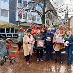 Joint information stand of the Zonta Club Niederrhein and the equal opportunities officers in the district of Kleve on the International Day against Violence against Women and Girls in November 2023 in Kleve