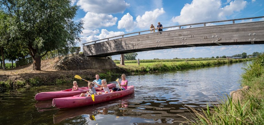 Family paddling on the Niers