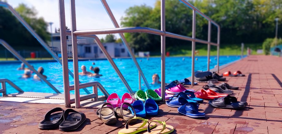 Swimming pool at the Kevelaer outdoor pool, the focus is on bathing slippers