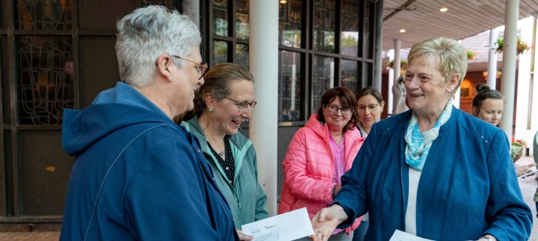 Elli Kisters overhandigt een brief aan vertegenwoordigers van verenigingen.