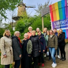 De gelijkekansenfunctionarissen in het district Kleef hijsen elk jaar de regenboogvlag op de internationale dag tegen homo-, bi-, inter- en transfobie op 17 mei.