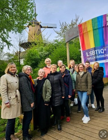 De gelijkekansenfunctionarissen in het district Kleef hijsen elk jaar de regenboogvlag op de internationale dag tegen homo-, bi-, inter- en transfobie op 17 mei.