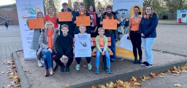 Vanaf 25 november 2022 wordt er een oranje bankje geplaatst op het schoolplein van de middelbare scholen in Kevelaer om dit te symboliseren: Hier is geen plaats voor geweld!