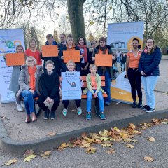 Vanaf 25 november 2022 wordt er een oranje bankje geplaatst op het schoolplein van de middelbare scholen in Kevelaer om dit te symboliseren: Hier is geen plaats voor geweld!