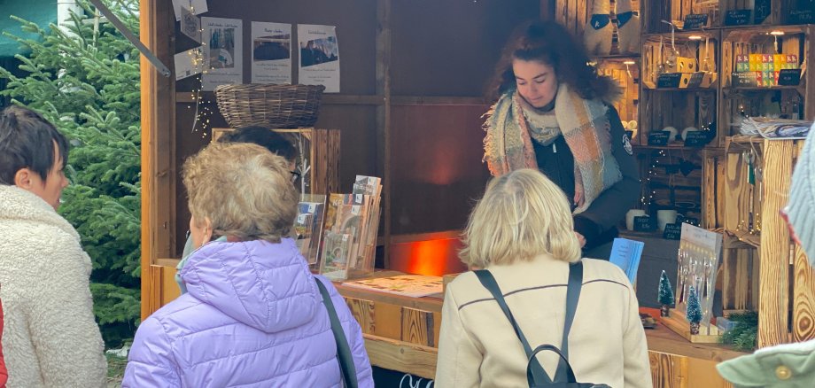 Bezoekers voor een hut op de kerststalmarkt