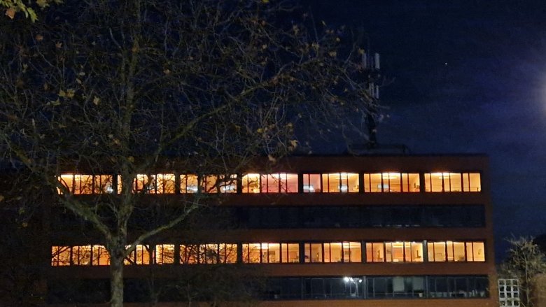 Stadhuis licht oranje op