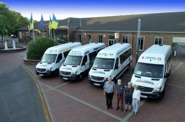 Luchtfoto van de vier buurtbussen en chauffeurs