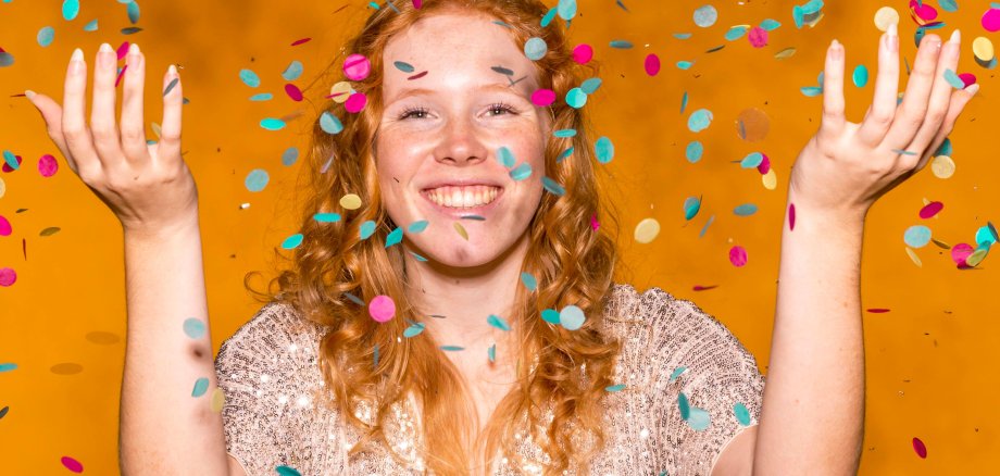 Vrouw met confetti