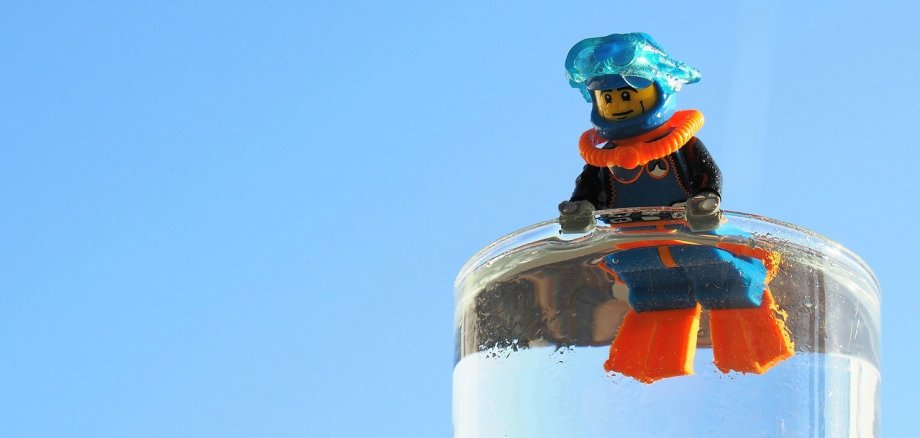 Trinkwasserglas mit Legofigur