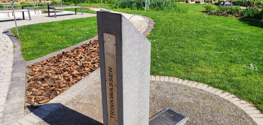 Trinkwasserbrunnen aus Granit im Solegarten St. Jakob.